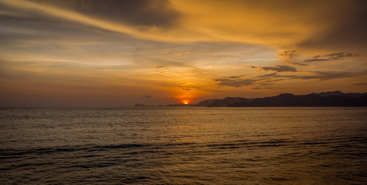 Atardecer en Barra de Navidad