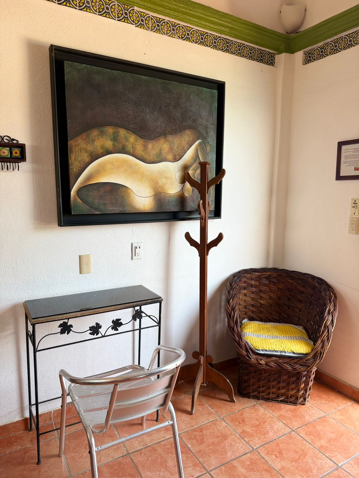 Detalle de cuadro pintado a mano tradicional en habitación de Casa Chips