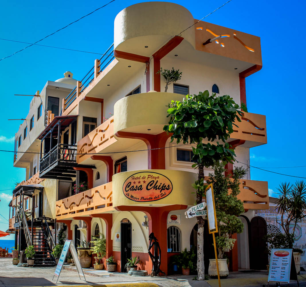 Fachada del Hotel Casa Chips en Barra de Navidad