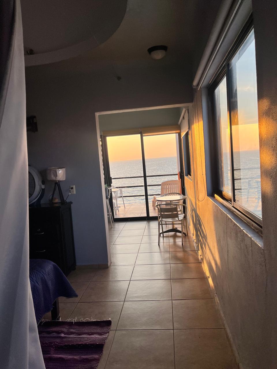 Habitación rústica con balcón y vista al mar en Hotel Casa Chips