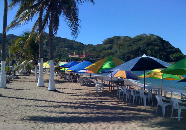 Mesas frente a la playa del Hotel Casa Chips en Barra de Navidad